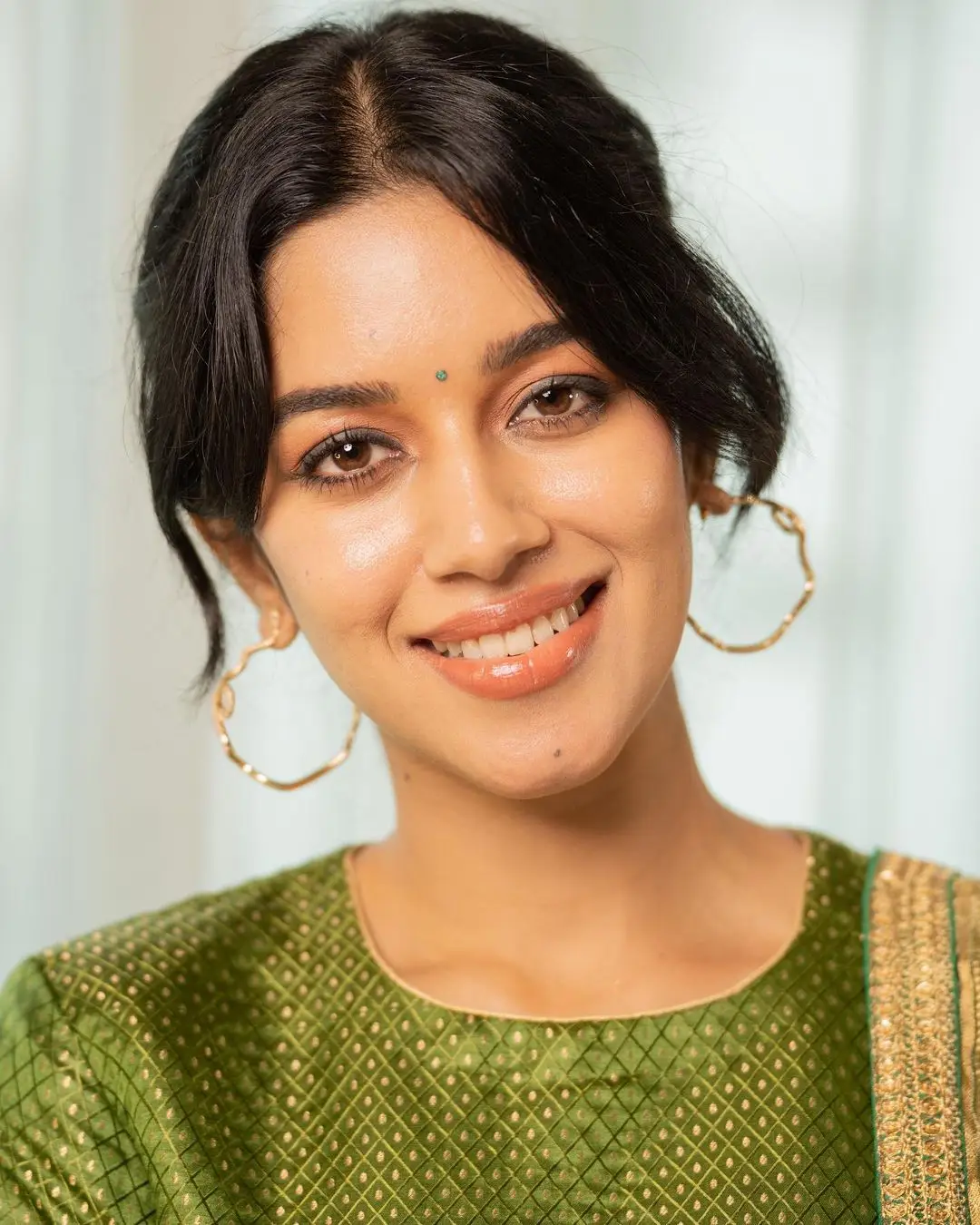 INDIAN ACTRESS MIRNALINI RAVI IMAGES IN GREEN DRESS 6